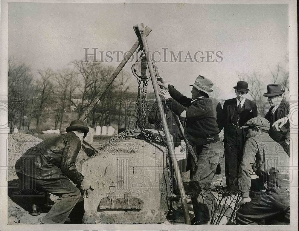 1939 Press Photo The body of Peter Stea being exhumed for investigation-Historic Images