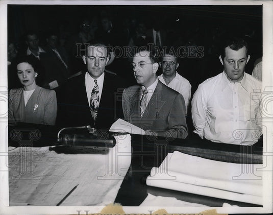 1947 Press Photo Ira and Mamie Arnold in court with Harry B. Busch - Historic Images