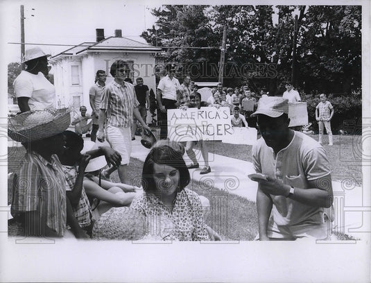 1966 Press Photo Welfare Workers Sing as College Boy Heckles at Lexington Church-Historic Images
