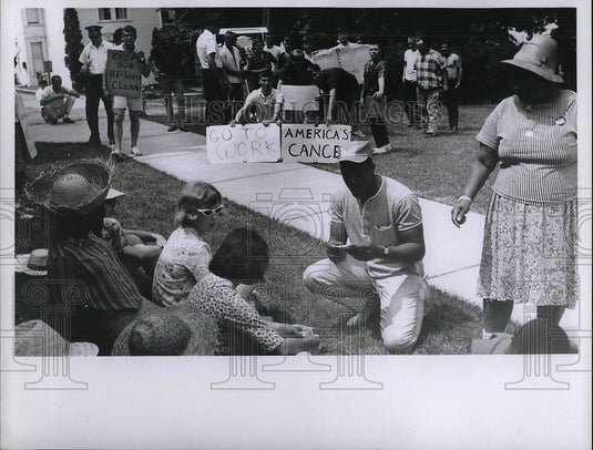 1966 Press Photo Welfare Workers And College Students At Congregational Church - Historic Images