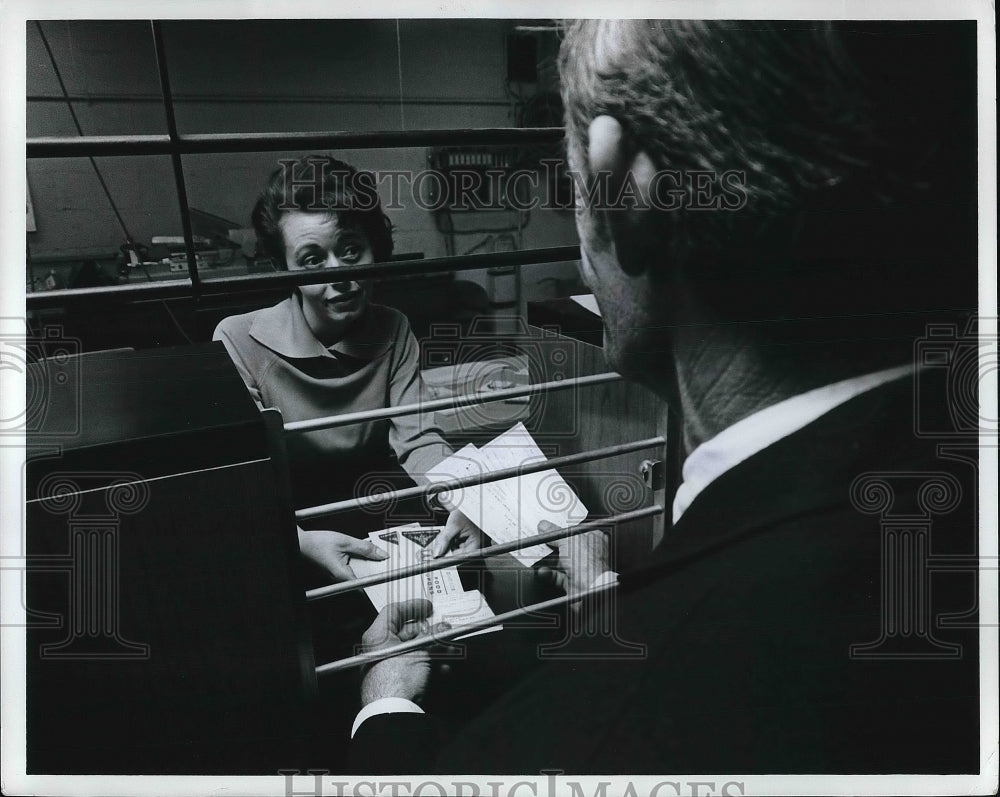 1966 Press Photo Warren Maxwell Presents Information for Baltimore Food Stamps - Historic Images