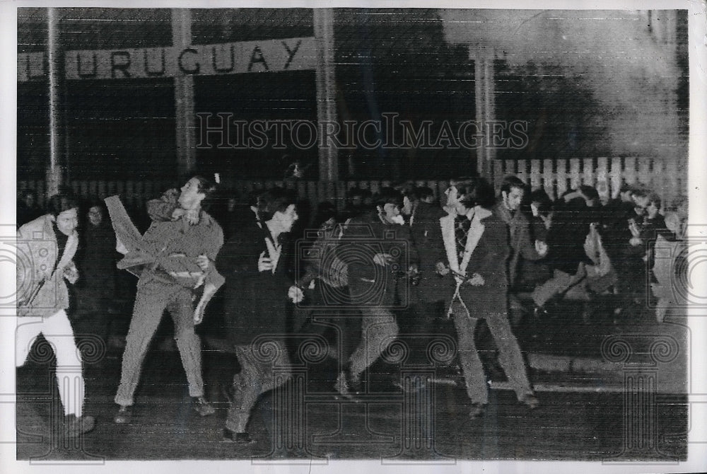 1968 Press Photo Students flee police at rally in Montevideo, Uruguary - Historic Images