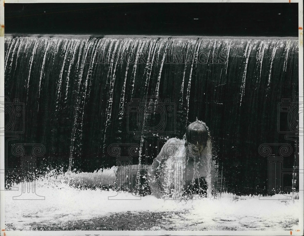 1972 Press Photo Youngster Under a Waterfall at Red Clay Creek in Wilmington - Historic Images