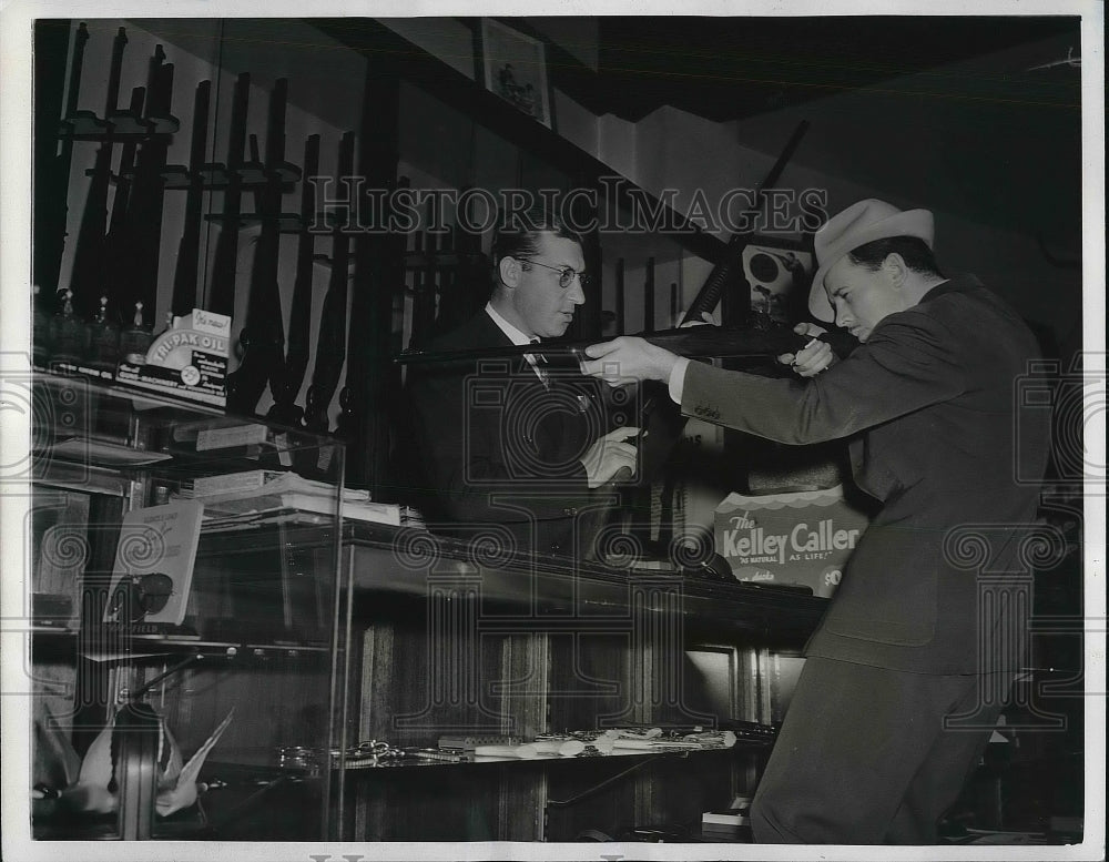 1941 Press Photo Firearms at Big Sporting-goods stores - Historic Images