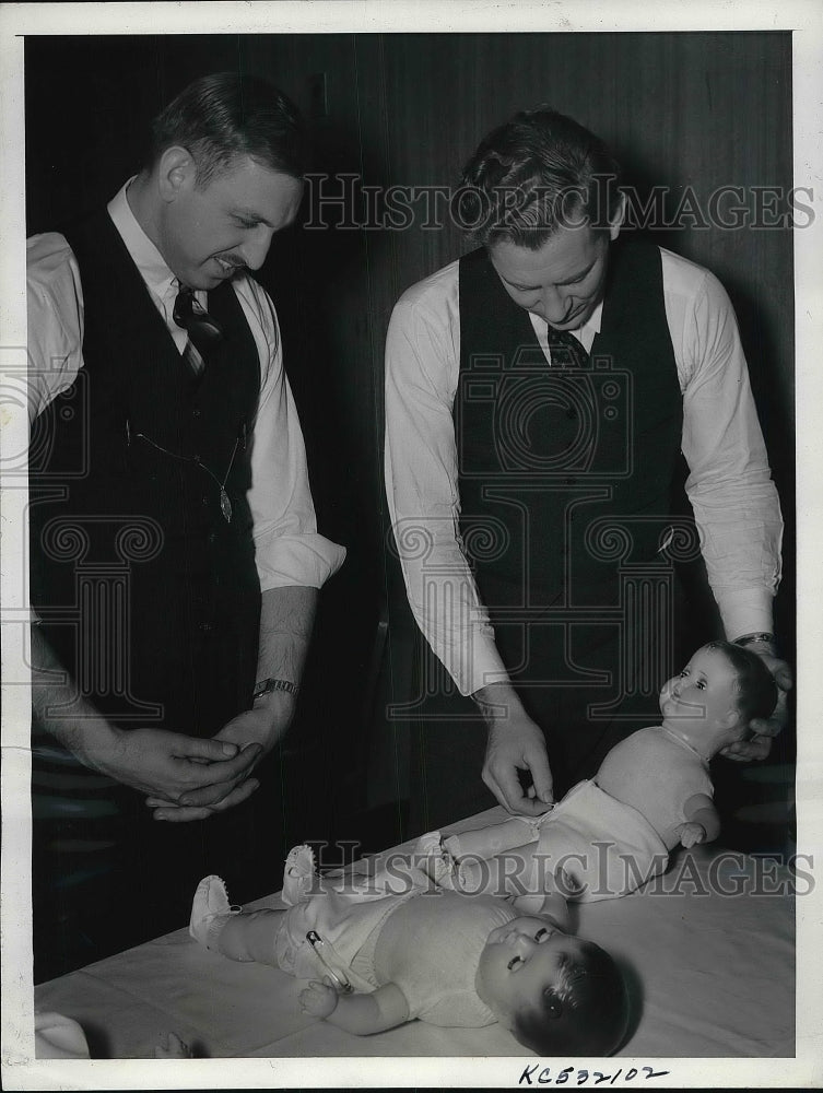 1939 Press Photo Diapering contest Ed Moeller, Judge Roy Smith - nea85724-Historic Images