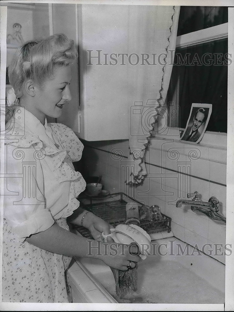 1945 Press Photo Dorothy Nortier Gunder hagg doing dishes Track star - Historic Images