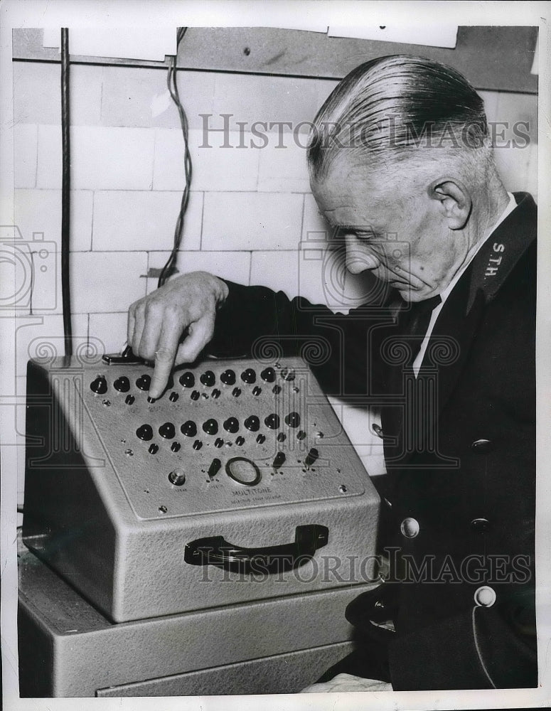 1956 Press Photo St. Thomas Hospital porter using new pager system switchboard - Historic Images