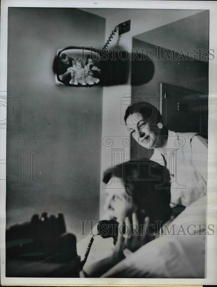 1962 Mother speaks to children at Resurrection Hospital in Chicago - Historic Images