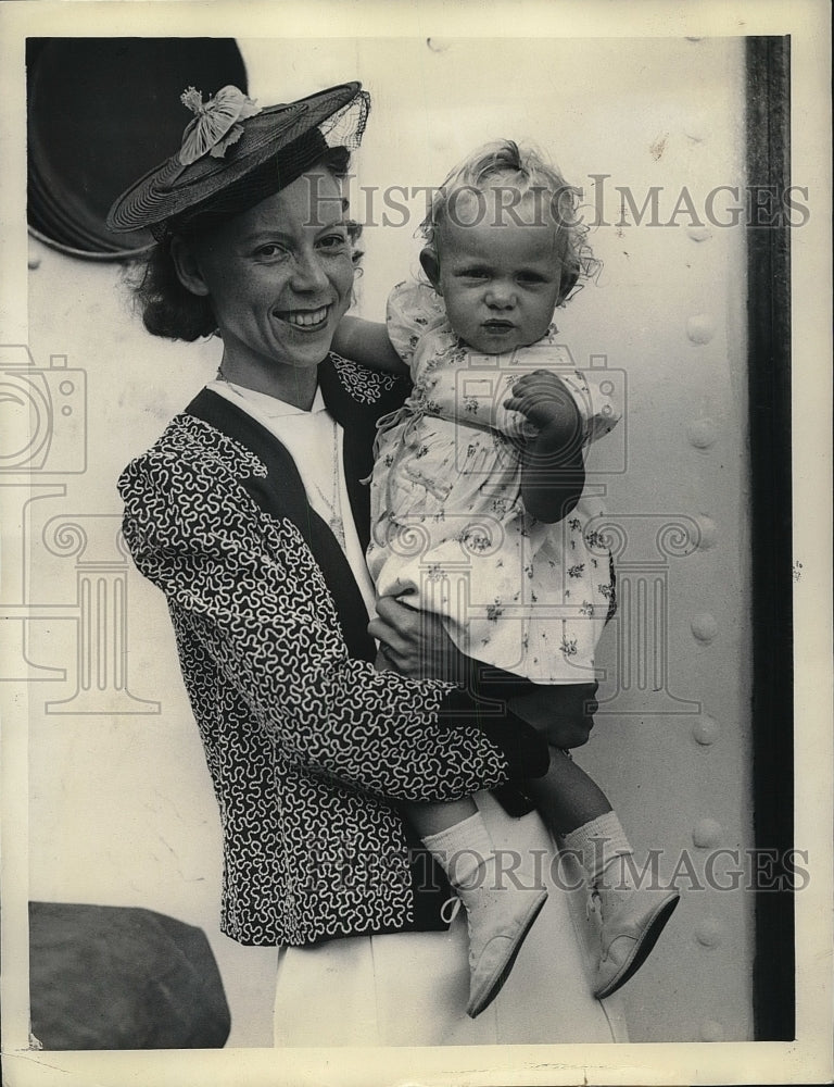 1940 Press Photo Beth Koski &amp; daughter Meredith, 1st white baby born in Liberia - Historic Images