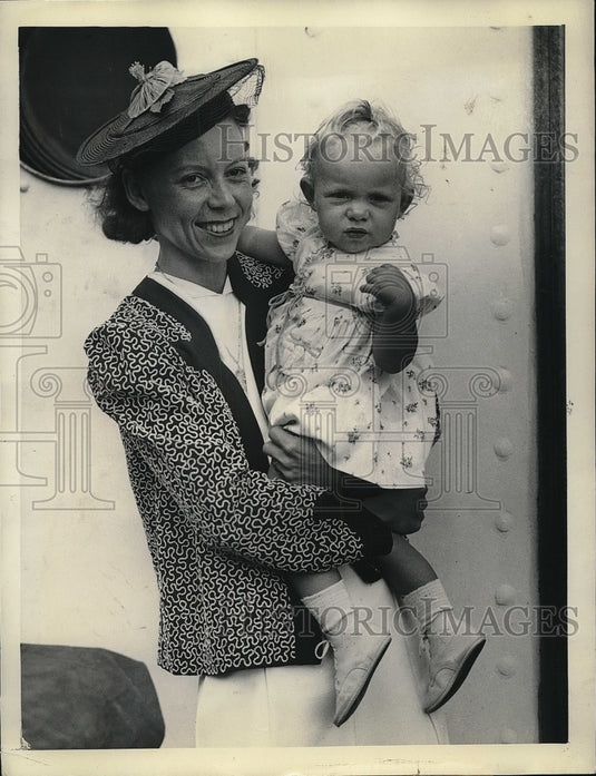 1940 Press Photo Beth Koski & daughter Meredith, 1st white baby born in Liberia - Historic Images