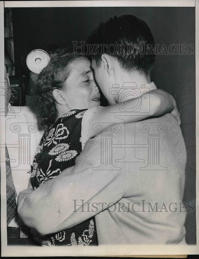 1948 Press Photo Roy Adams Hugging Mother Nancy Schuler After A Jury Of Seven - Historic Images