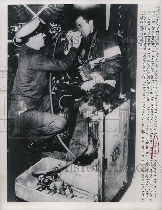 1950 Press Photo Rescue Workers Give Oxygen To Firefighters Injured Battling - Historic Images