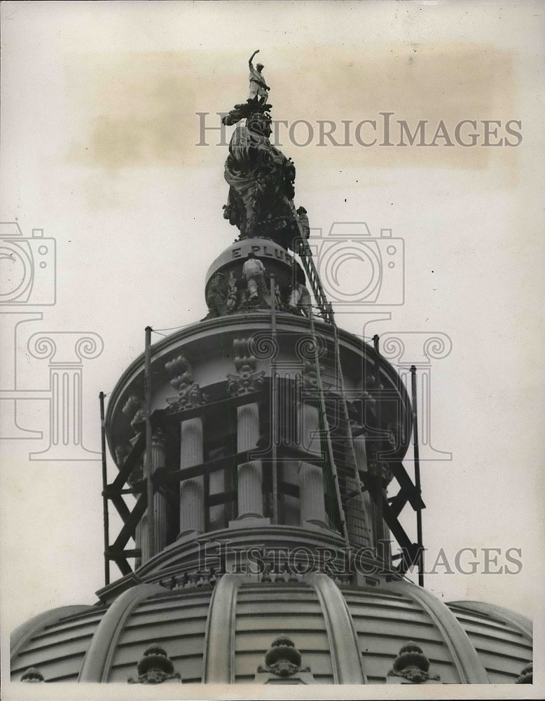 1939 Press Photo Workers Clean Goddess Of Freedom Statue Atop Capitol Building - Historic Images