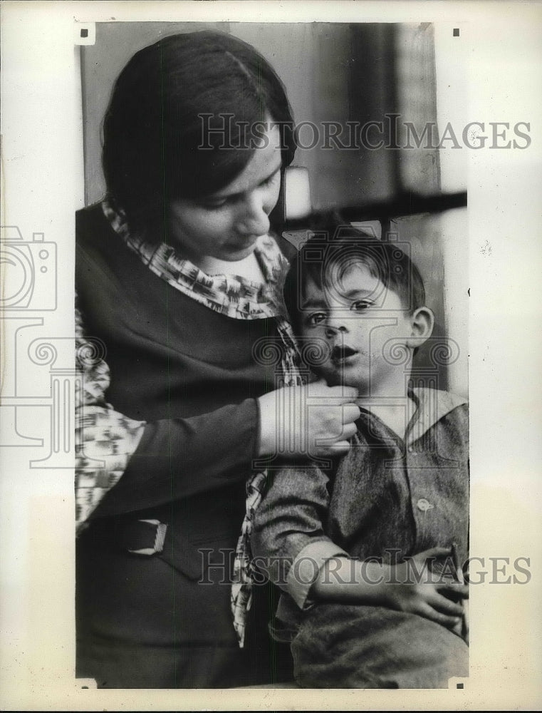 1933 Press Photo Mrs.Mary Lesic refuses medical aid for her son William - Historic Images