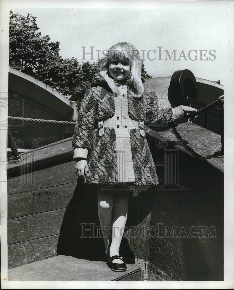 1971 Press Photo girl modeling a Borg fabric coat from Solitaire&#39;s Girl-Historic Images