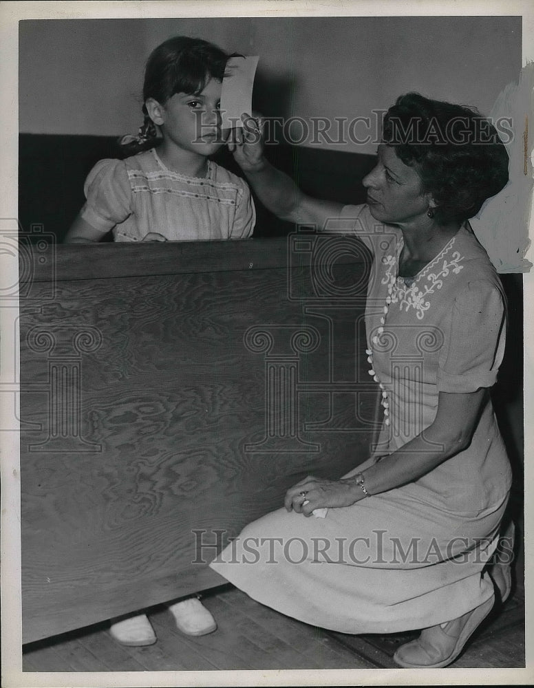 1946 Press Photo Teacher Florence Paul Does Eye Exam with Julie Ann Ryari - Historic Images