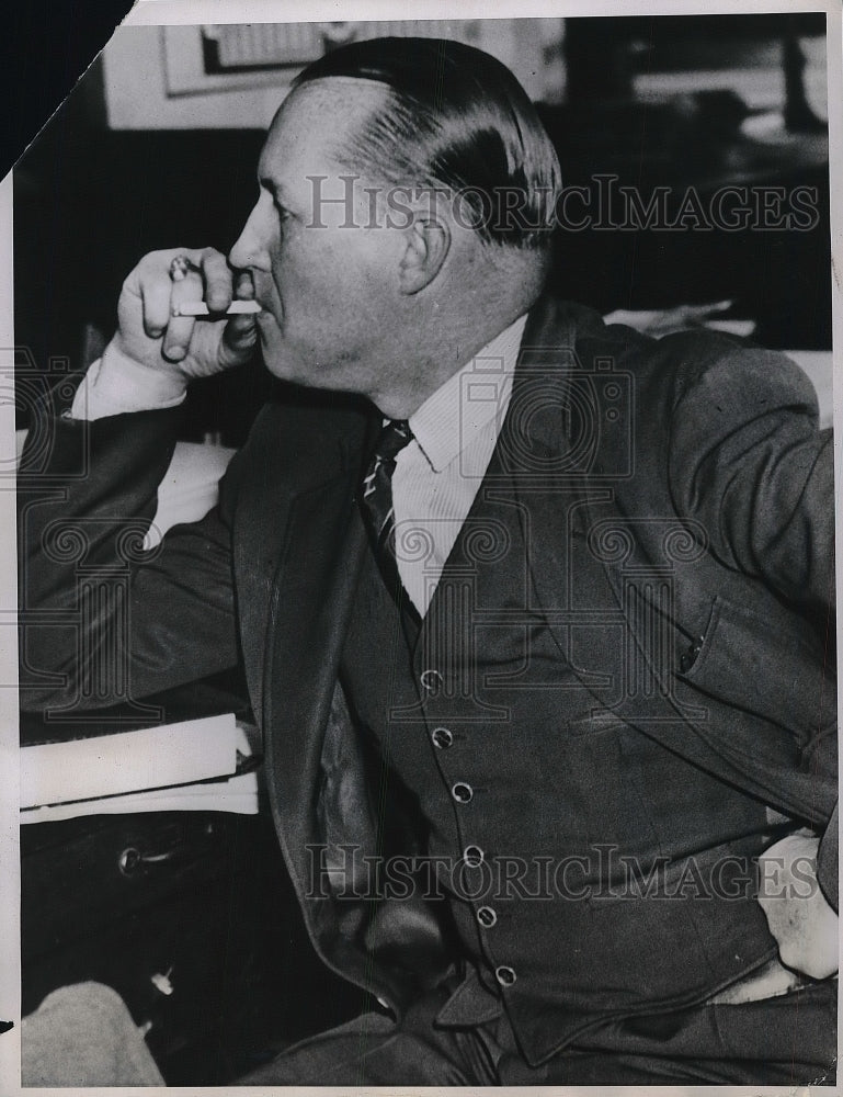 1940 Press Photo George Clayton Steelworker and Bill Collector - Historic Images