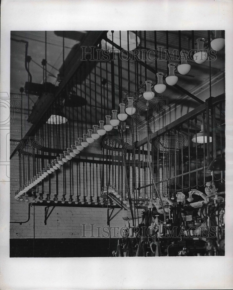 1950 Press Photo Bulbs Get Bath of Enamel at General Electric - nea85968 - Historic Images