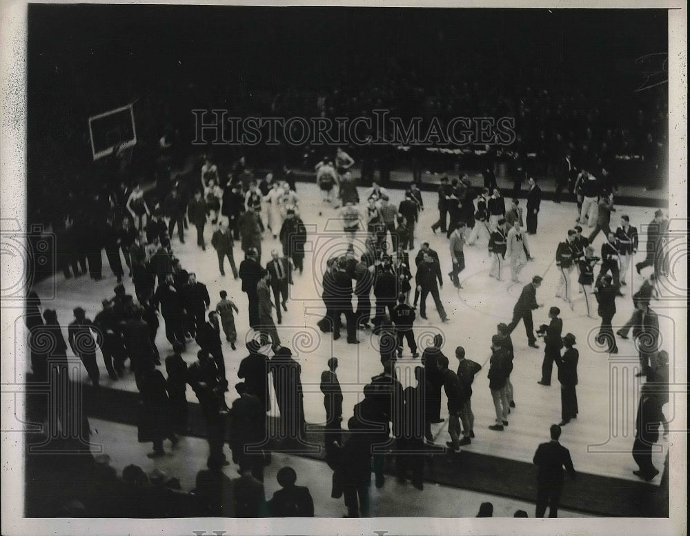 1937 Press Photo Police attempting to break up fight at Madison Square Garden - Historic Images