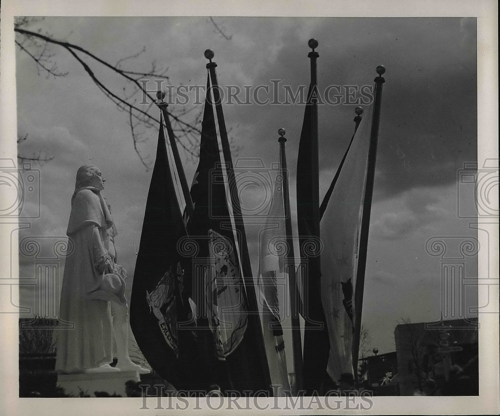 1939 Flags massed at Washington statue  - Historic Images