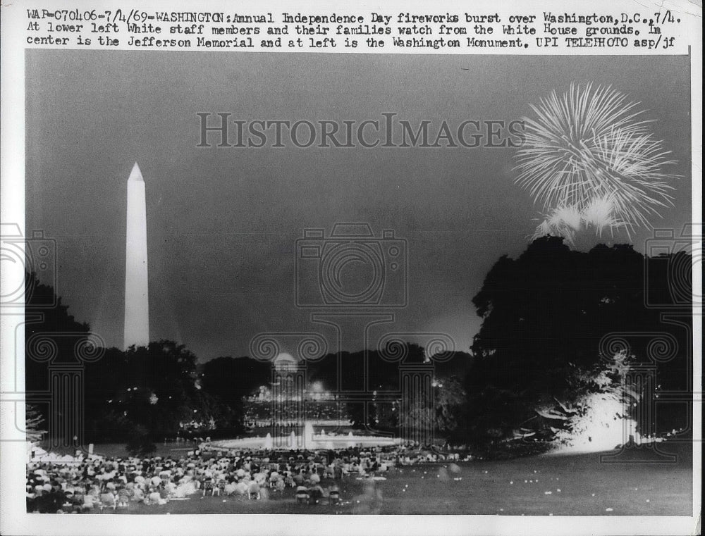 1969 Press Photo Independence Day Fireworks exploding over Washington DC. - Historic Images