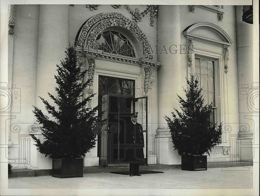 1931 Press Photo White House Policeman Guards White House Door - Historic Images