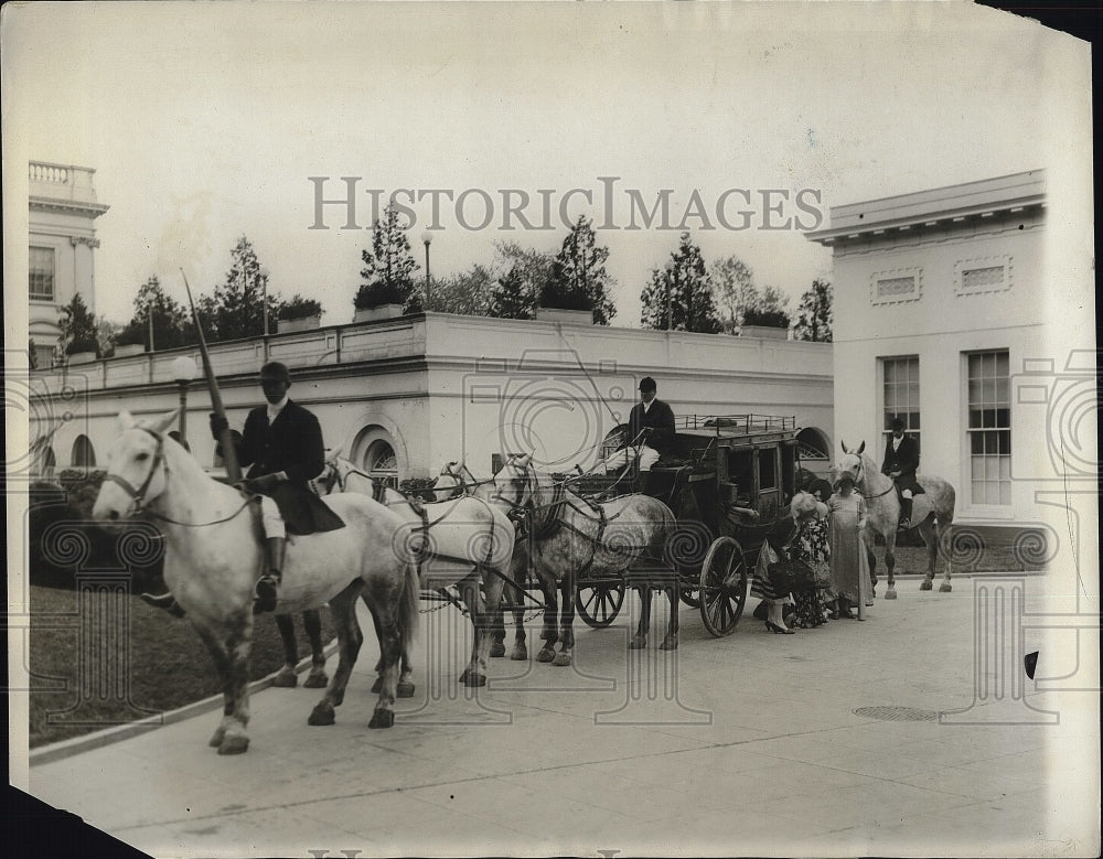 1930 Press Photo Old Stage Coach Arrives At White House - Historic Images