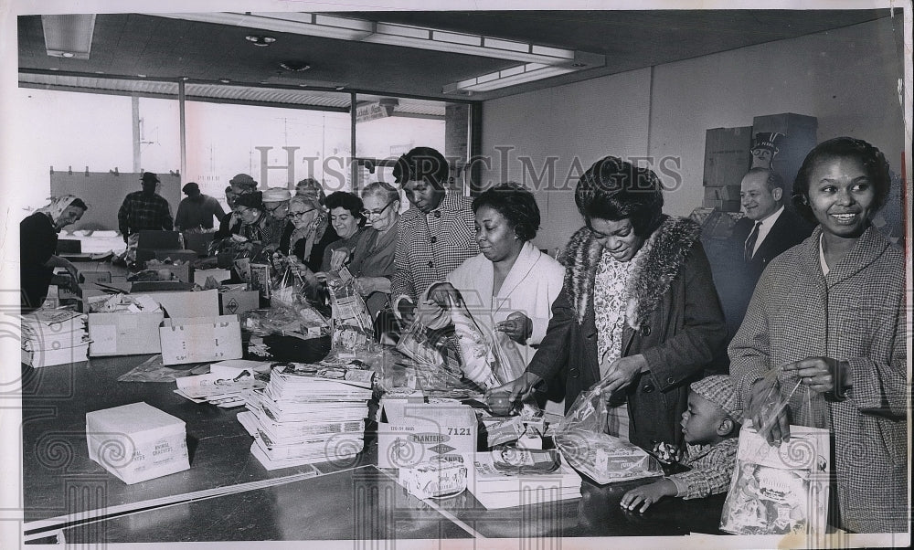 1963 Press Photo Women Line Up At East End Settlement House - nea86185 - Historic Images