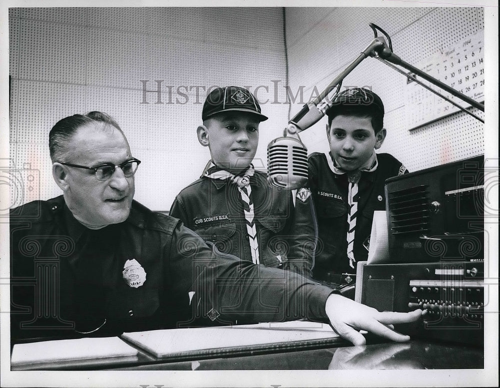 1964 Press Photo Patrolman J.H. Hinkel, Robert Fabian and Louis Jahnazo - Historic Images