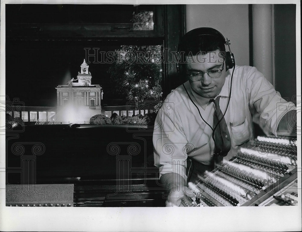 1963 Press Photo Illuminating Engineer William DeLaney Controls Lighting Effects - Historic Images