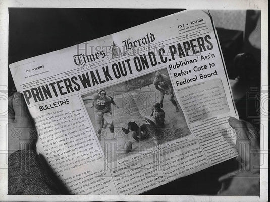 1943 Press Photo Work stoppage by Typographical Union, Times Herald headline-Historic Images