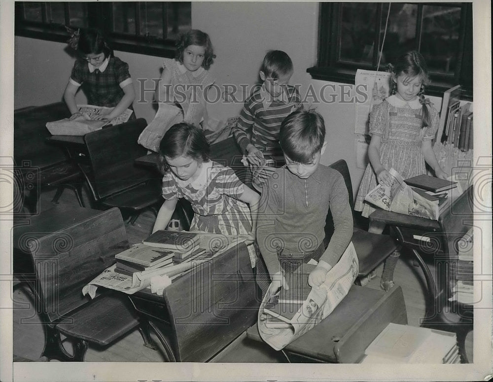 1939 Grade School pupils packing up, schools closed, lack of funds - Historic Images