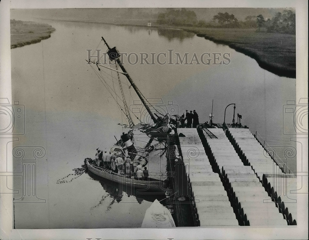 1939 10 men died when fishing boat collided with Tug Escape - Historic Images
