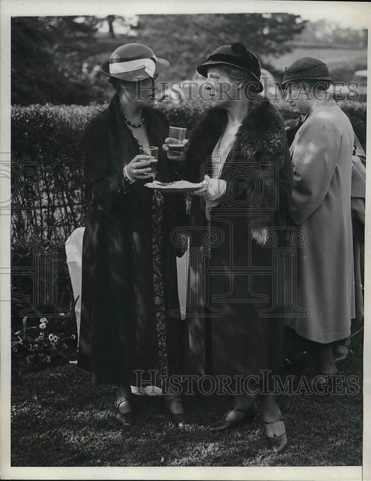 1934 Press Photo Mrs. Henry St. Clair Putnam, Mrs. David Ives Mackie Botanical - Historic Images