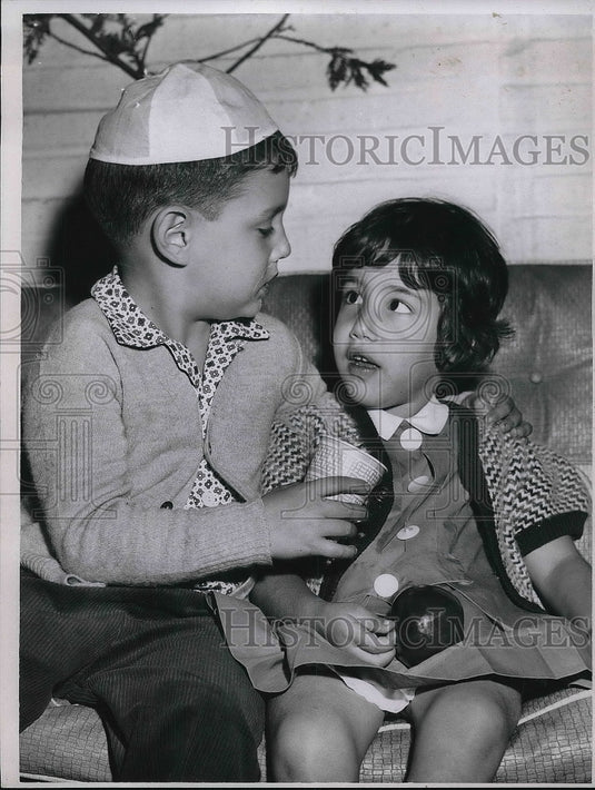 1960 Steven Katzel & Holly Weiner Sitting On Couch  - Historic Images