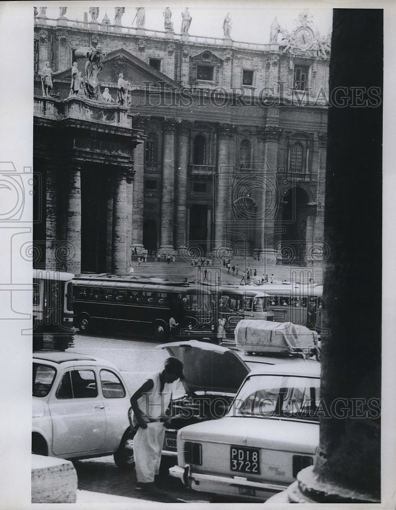 1967 Vatican City tourist changes slacks for skirt to enter - Historic Images
