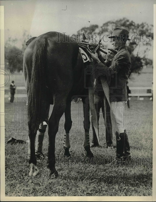 1932 Press Photo Edward Allen with his horse after he was acquitted. - nea86380 - Historic Images