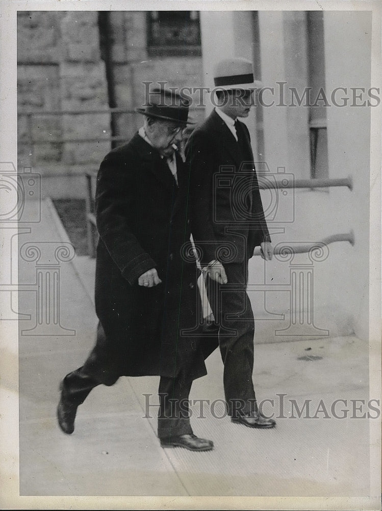 1932 Edward Allen after his court appearance with the Sherriff. - Historic Images