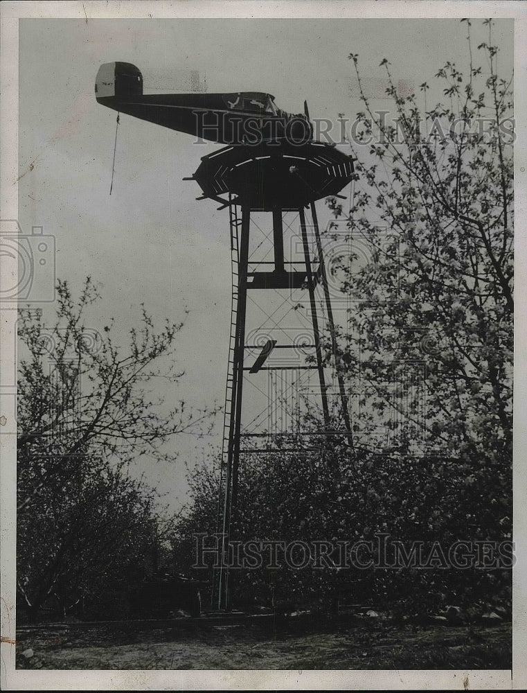 1938 Press Photo A plane atop a tower at Frost ranch - Historic Images