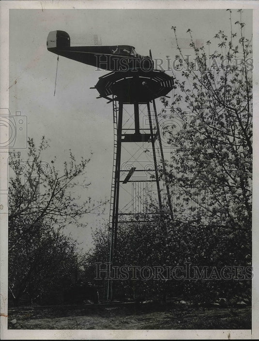 1938 Press Photo A plane atop a tower at Frost ranch - Historic Images