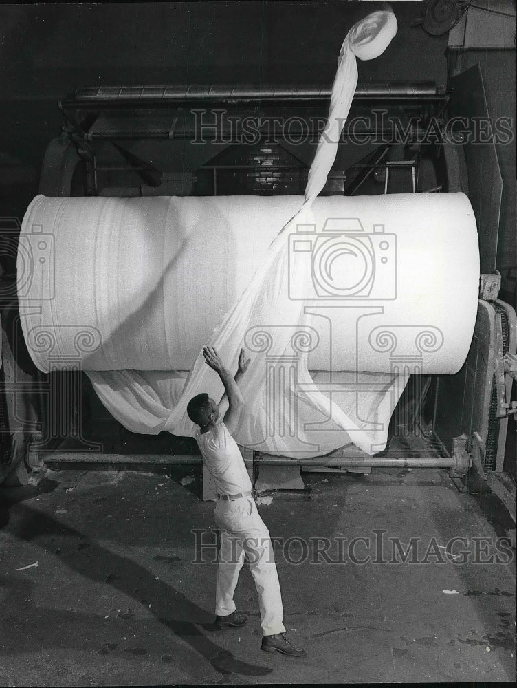 1966 Press Photo Workman Flings Balled Leading Edge Of Two Ton Roll Of Wadding - Historic Images