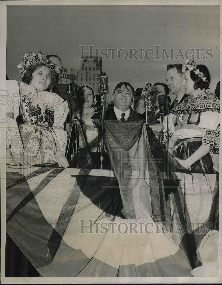 1939 Press Photo Mayor F.H. LaGuardia Delivering Address In Columbus Circle - Historic Images