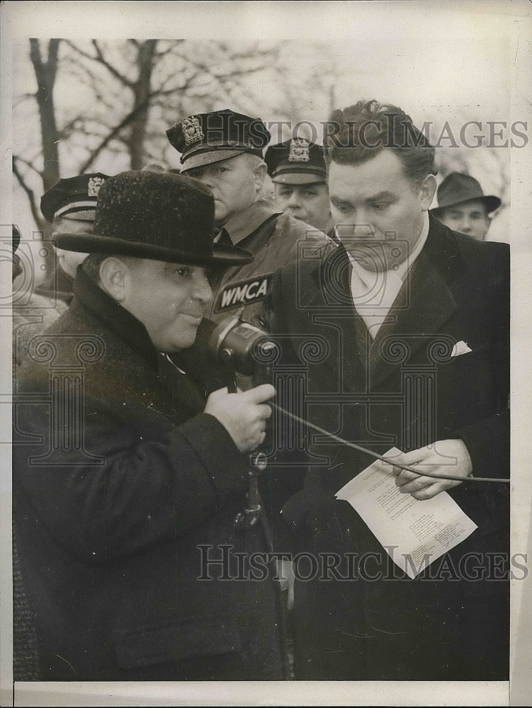 1939 Press Photo Mayor Fiorella LaGuardia Speaking Into Microphone In New York - Historic Images