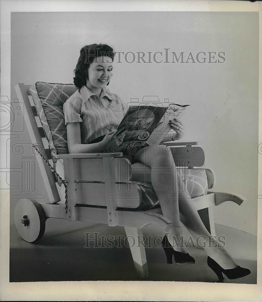 1941 Jeanne La mar posing in wheelbarrow inspired chair in Chicago - Historic Images
