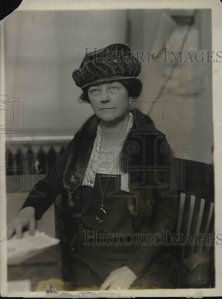 1937 Press Photo Mrs. Arthur L. Zivermore Sitting Down In Chair - Historic Images