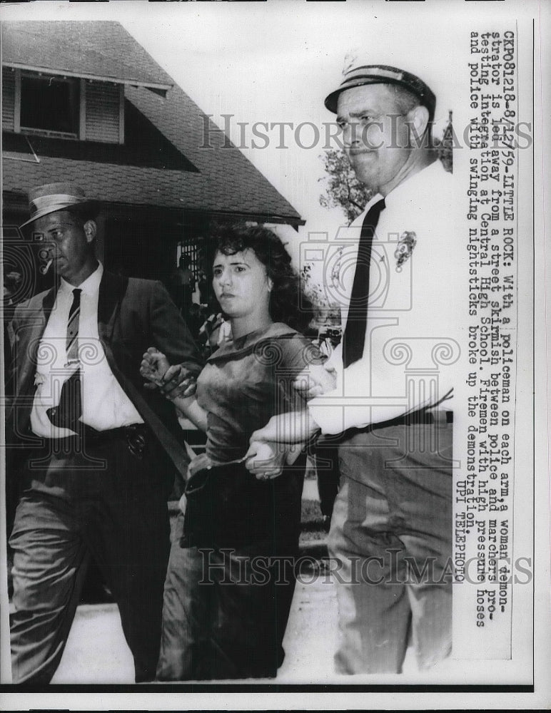 1959 Press Photo two police officers reading a demonstrating woman away - Historic Images