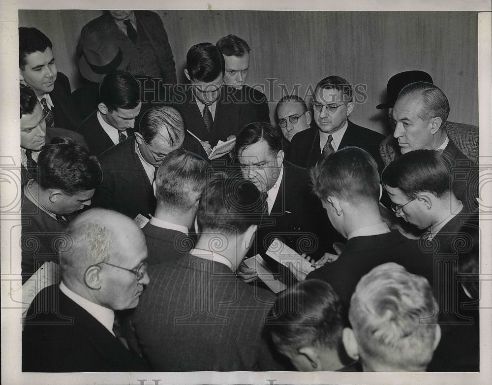 1939 Press Photo Mayor F.H. laGuardia talking to reporters in New York-Historic Images