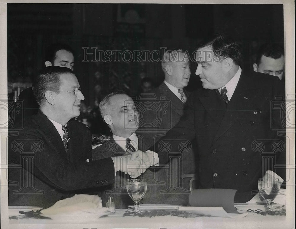 1939 Press Photo Mayor LaGuardia Shakes Mayor Scholtz&#39;s Hand at the World&#39;s Fair - Historic Images