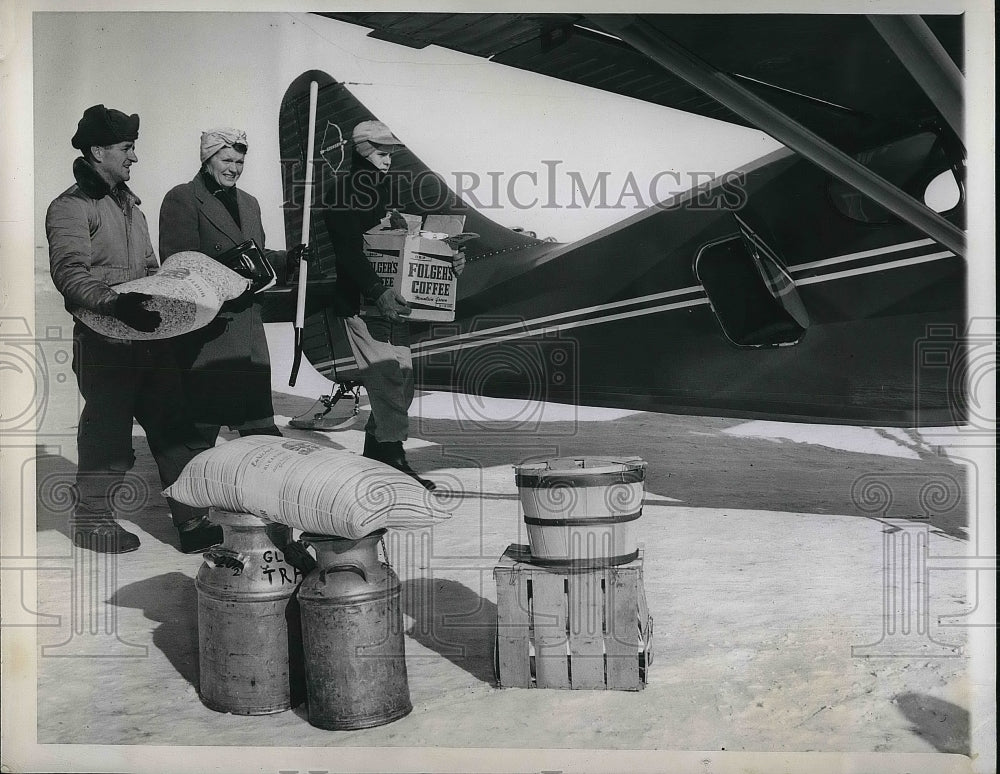 1949 Press Photo Pilot Dan Higgins Picks Up Mrs Glen Tracy Stranded In Her Home - Historic Images