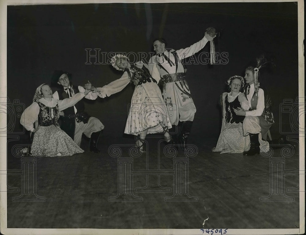 1936 Press Photo Mieczeslawa Jastak, Bronislaw Matusz &quot;The Little Quail&quot; - Historic Images